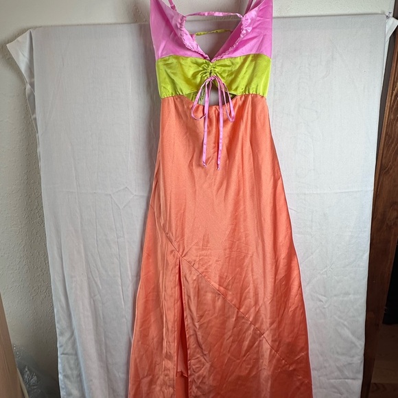 Show Me Your Mumu Calloway
Cut Out Dres in
Cantaloupe Luxe Satin - Picture 4 of 5